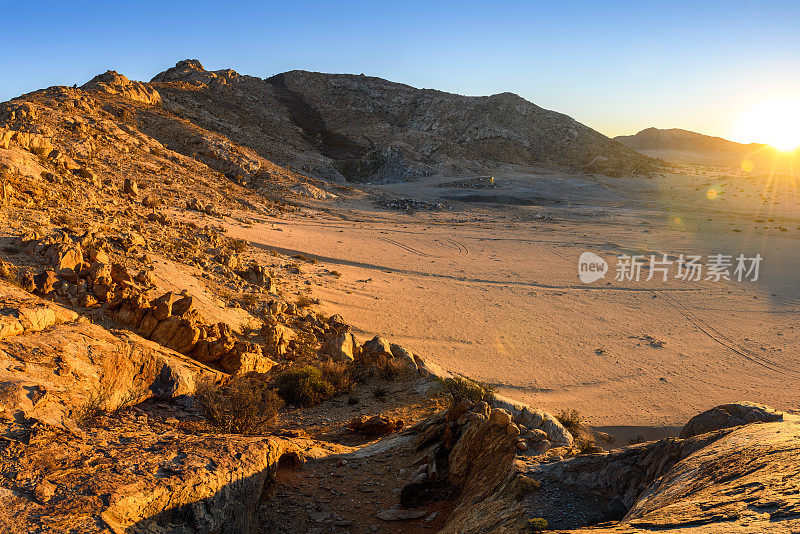 纳米布沙漠山上废弃矿井的全景