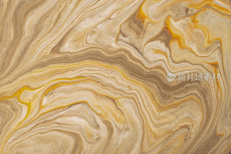 抽象流体艺术背景浅棕色和金色。液体的大理石。用米色渐变的丙烯酸颜料。