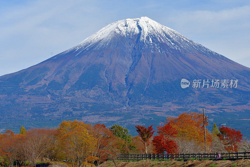 秋叶色的富士山:静冈县富士宫的景色