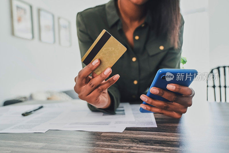 一个女人用她的智能手机进行在线银行卡支付