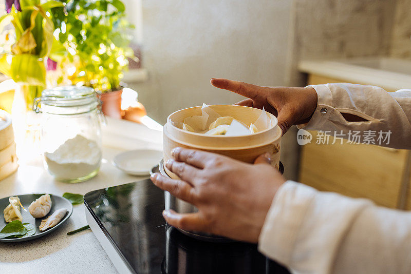 一个不知名的女人在厨房里准备饺子团子