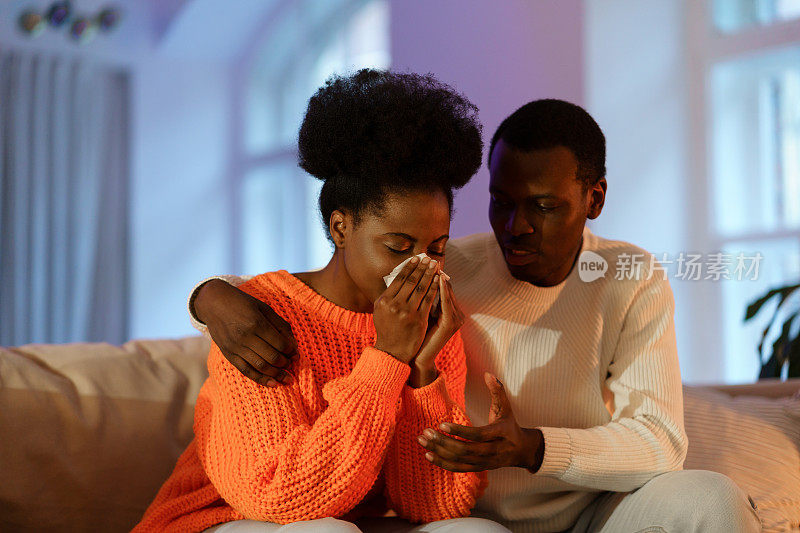 的关系问题。伤心的非洲妇女在和丈夫争吵后拿着手帕哭泣