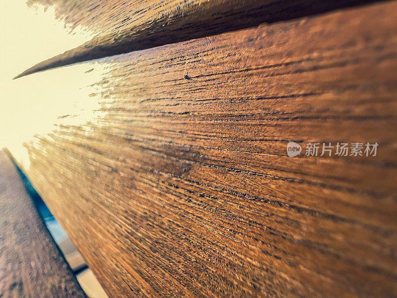 浅棕色木材，有美丽的纤维。