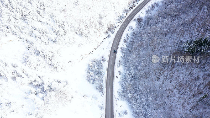 汽车行驶在冬季的乡村公路上