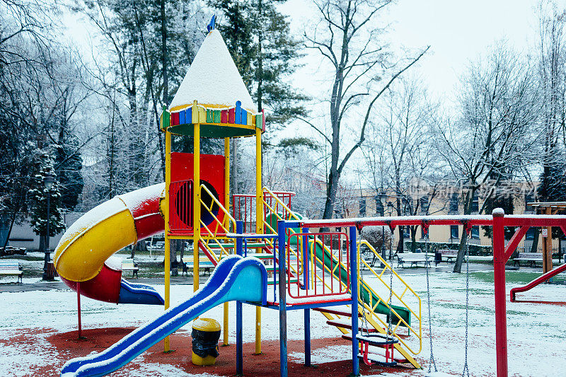 被遗弃的儿童游乐场在雪地里