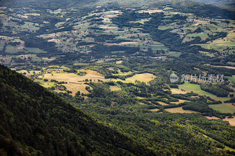 在艾因和萨瓦之间的阿尔卑斯山脉边界的法国夏季滚动的景观全景