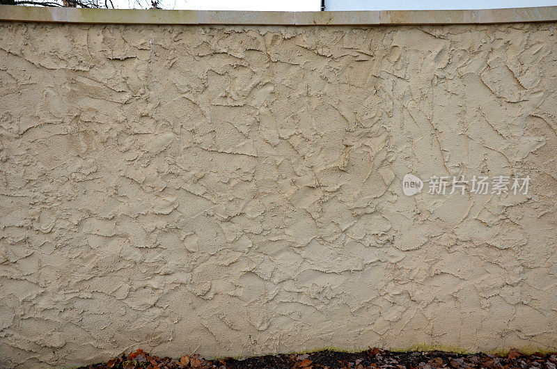 旧石膏按原来的工艺使用粘土。用于带有弯曲灰泥的雄伟的巴洛克式墙壁。历史上的灰泥并非完全笔直，相反，是粗糙的