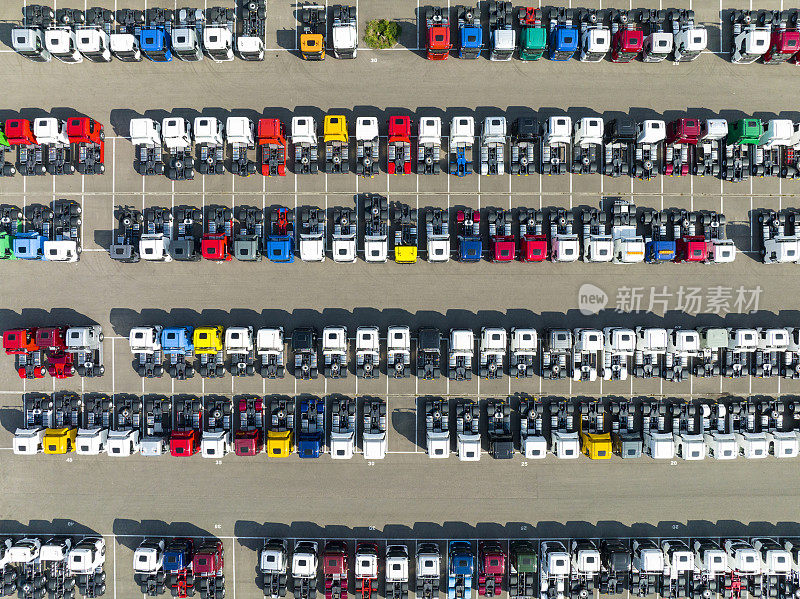 从上面看停车场里排成一排的卡车