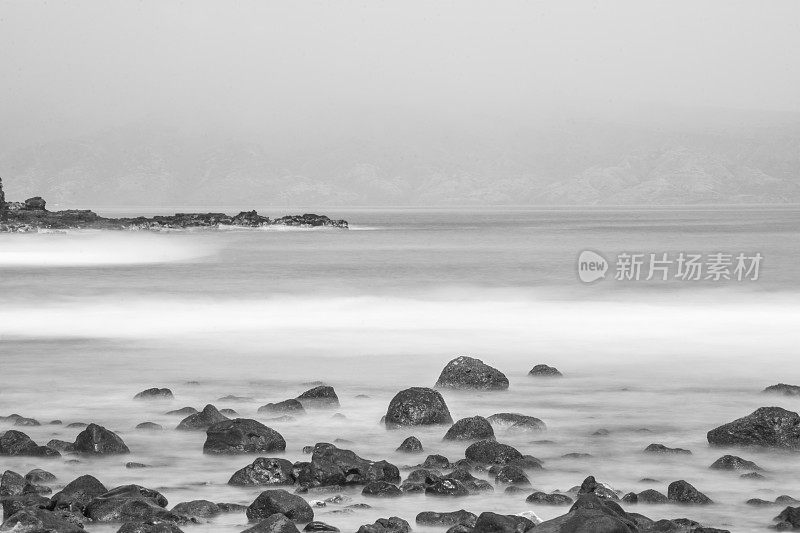 夏威夷岩石海岸上海浪的长曝光照片