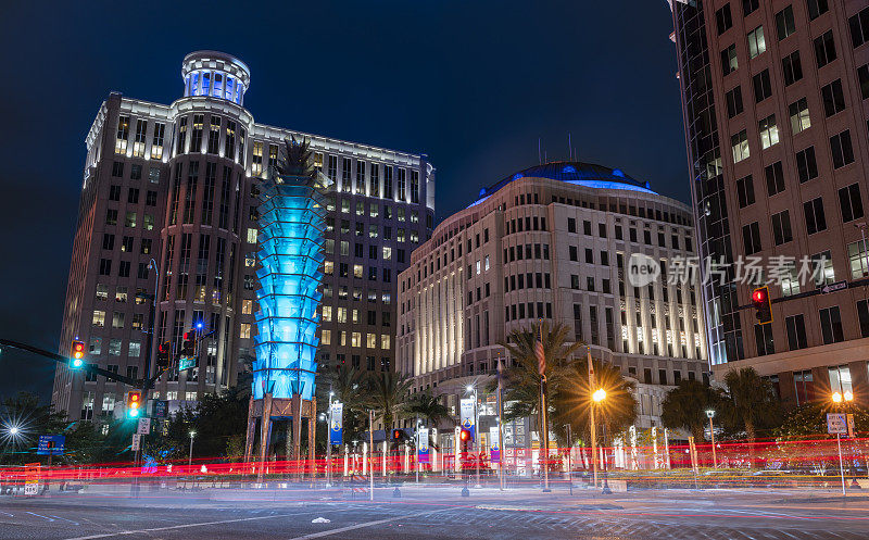 佛罗里达州奥兰多市的市政厅广场，在夜晚灯火通明。