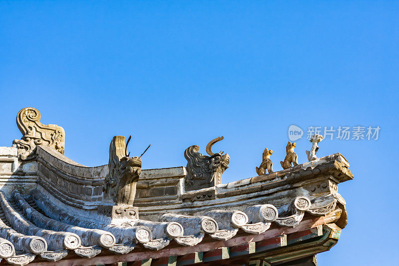 中式经典的屋檐建筑结构和屋顶上精灵动物雕像的装饰