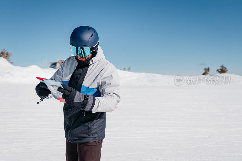 滑雪板运动员看地图