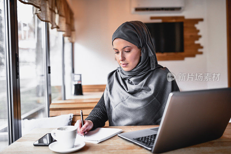 专注于穆斯林女性在咖啡吧完成工作