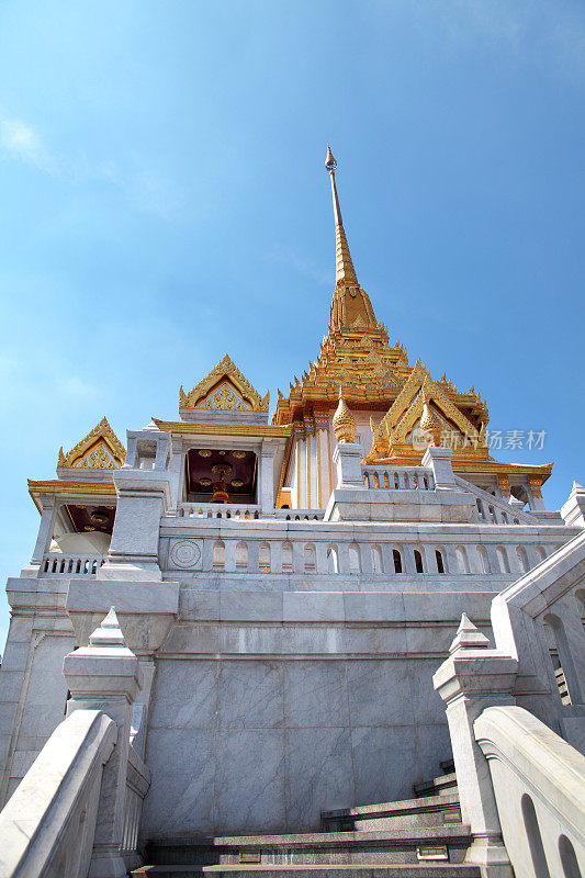 靠近佛教寺庙的外部，在曼谷的天空上的佛寺