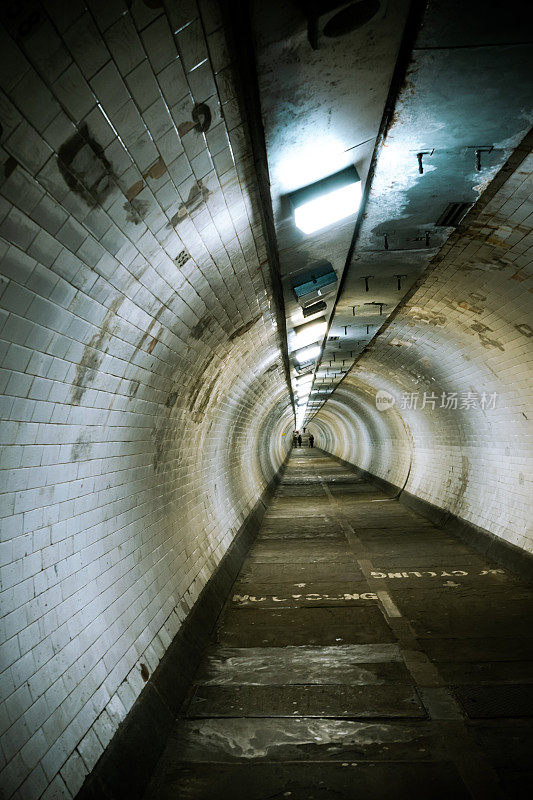 泰晤士河下的格林威治脚隧道