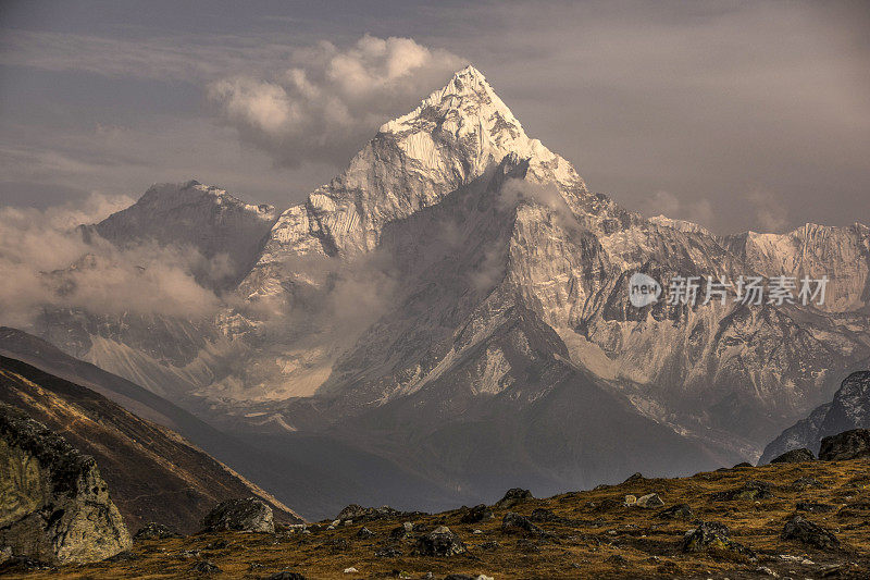 鸟瞰喜马拉雅山，春日美景