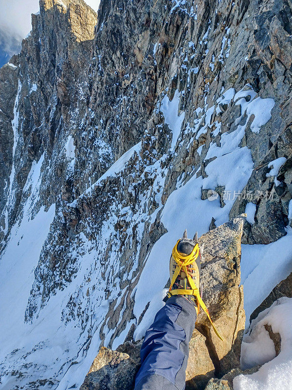 山顶上的登山运动员的照片显示有冰爪