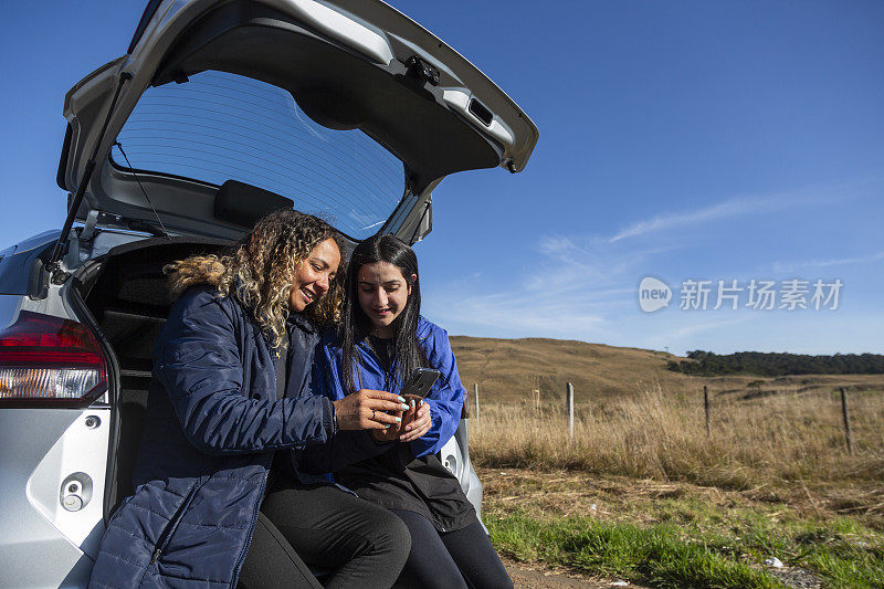 女性在手机上咨询地图