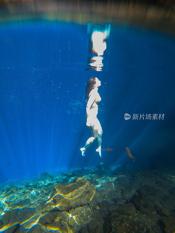 在墨西哥Cenote水下游泳的女子