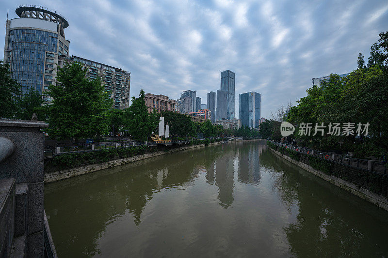 清晨多云天气，成都滨江城市天际线