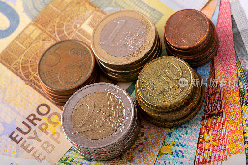 各种面值的欧元纸币和硬币