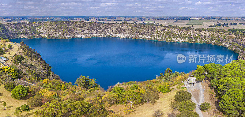 空中俯瞰甘比山著名的蓝湖