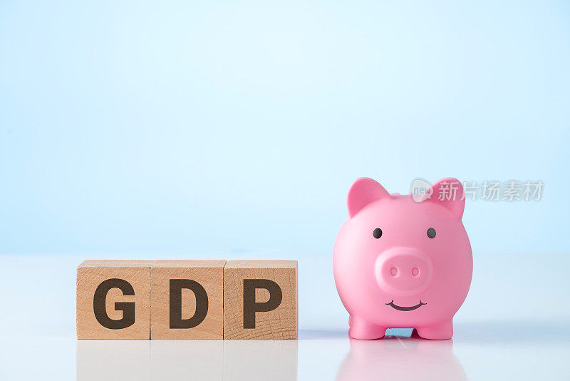 储蓄罐旁边的立方体上写着GDP。国内生产总值(gdp)