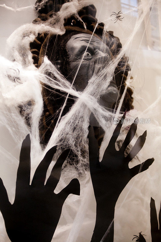 万圣节手工艺品手工装饰蜘蛛网，恐怖面具和手形。