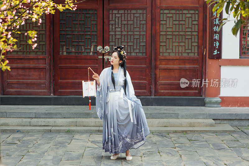 中国的汉服美女在春天提着灯笼出门