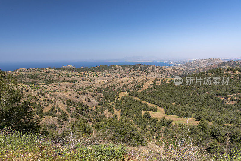 干旱的火山向蓝色的大海延伸