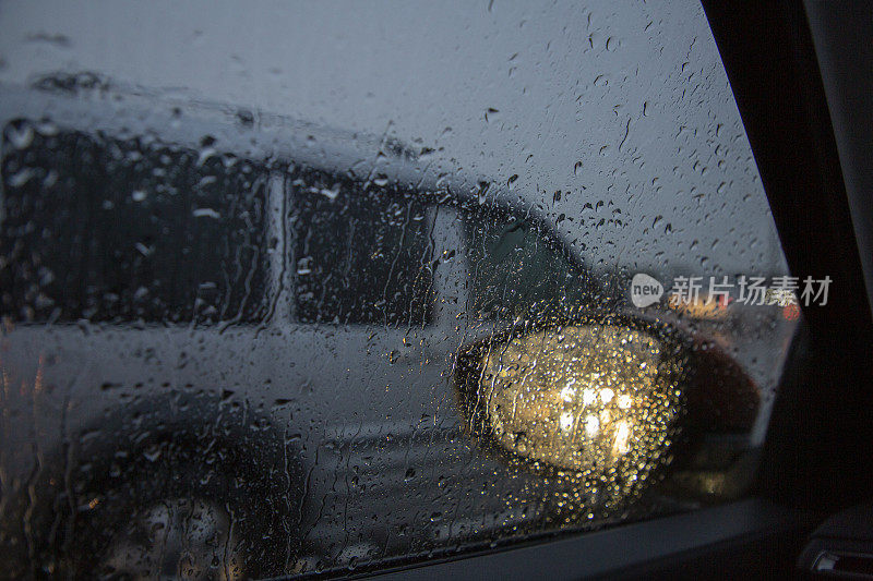 在雨天的高速公路上行驶的汽车视角