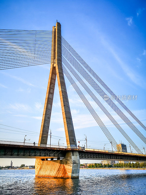 Vansu桥横跨在拉脱维亚里加的Daugava河上