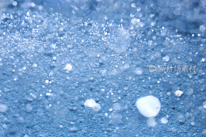 清澈的水，白色的泡沫和气泡。