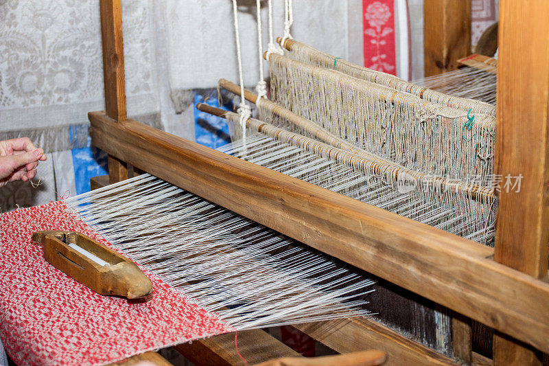 旧工艺。古老的织布机在一个小木屋的内部。