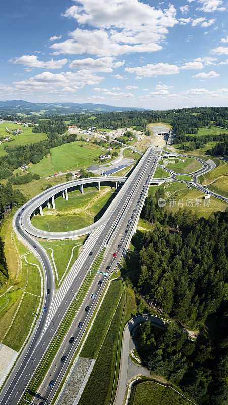 新的S7高速公路连接克拉科夫和扎科帕内，波兰