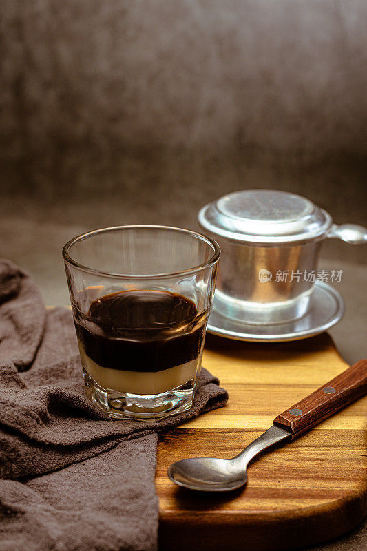 黑暗和穆迪咖啡饮料摄影越南炼乳咖啡