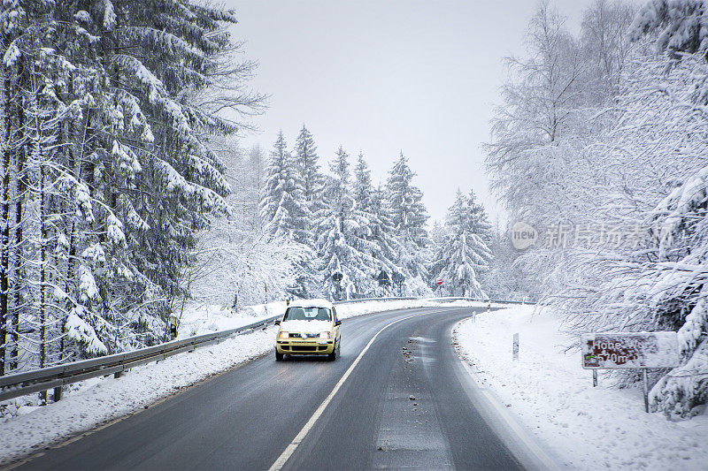 德国大雪期间糟糕的道路状况和交通阻塞