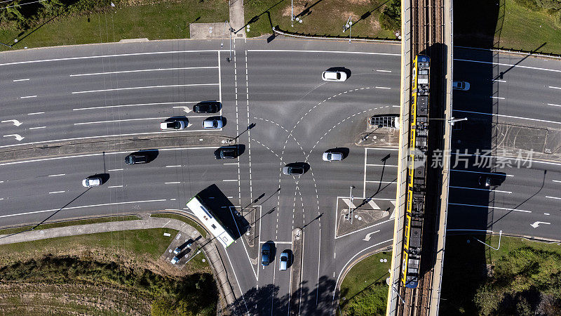 从上面拍摄的繁忙的交通十字路口和轻轨桥