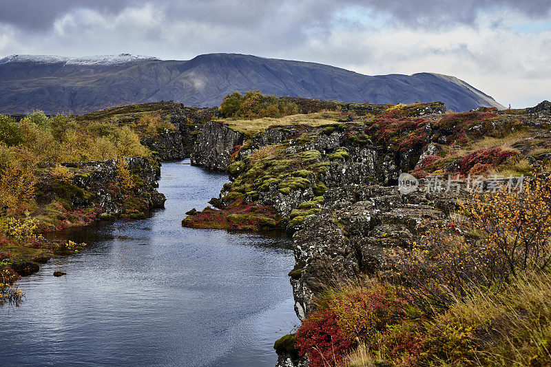 冰岛Thingvellir国家公园的Silfra裂隙构造板块