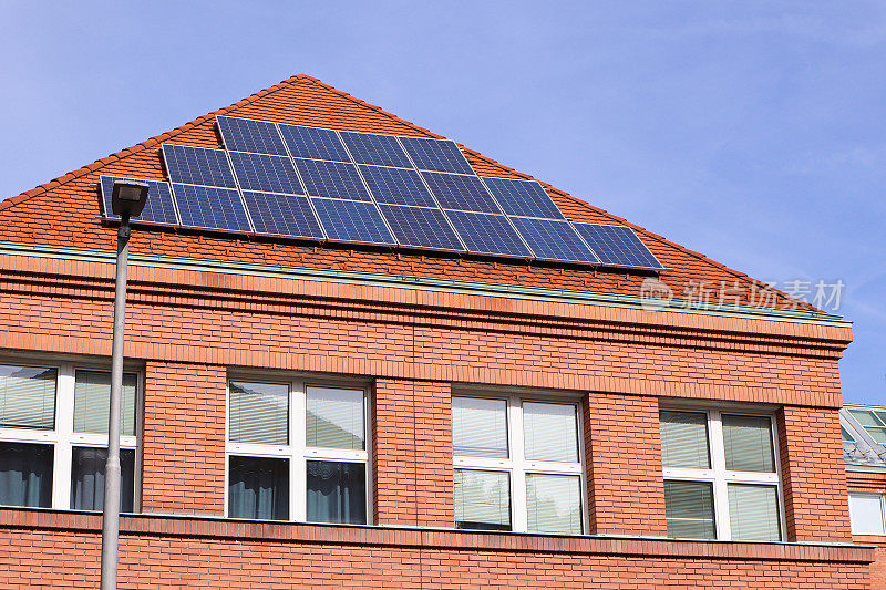 学校建筑顶部的太阳能电池板