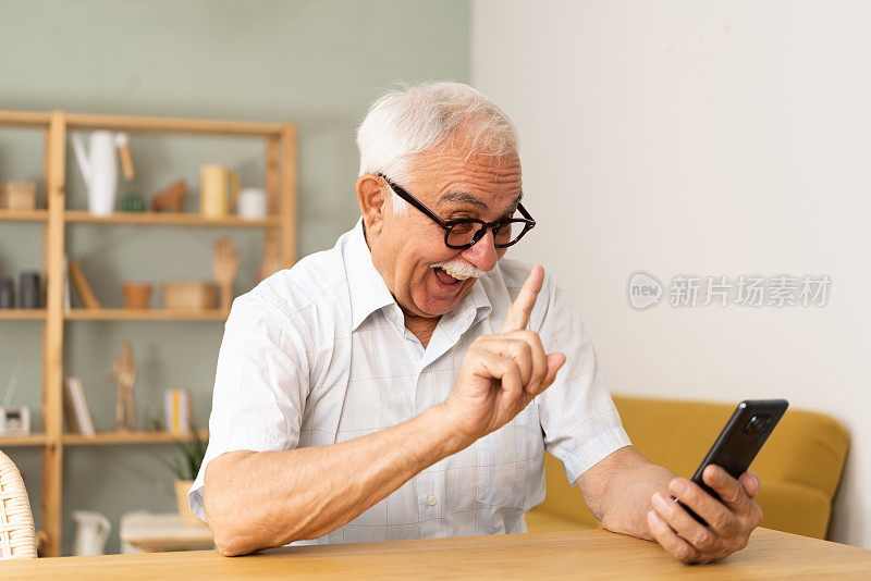 老人正在使用智能手机