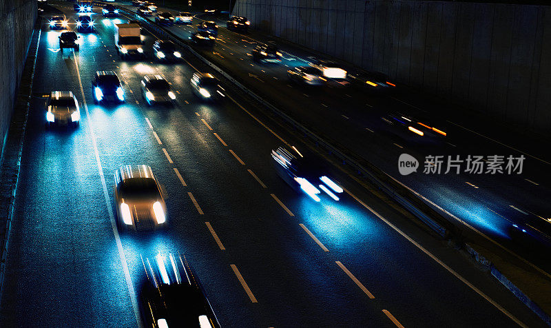 黑夜里高速公路上的交通灯