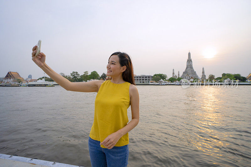 妇女在泰国曼谷旅游。