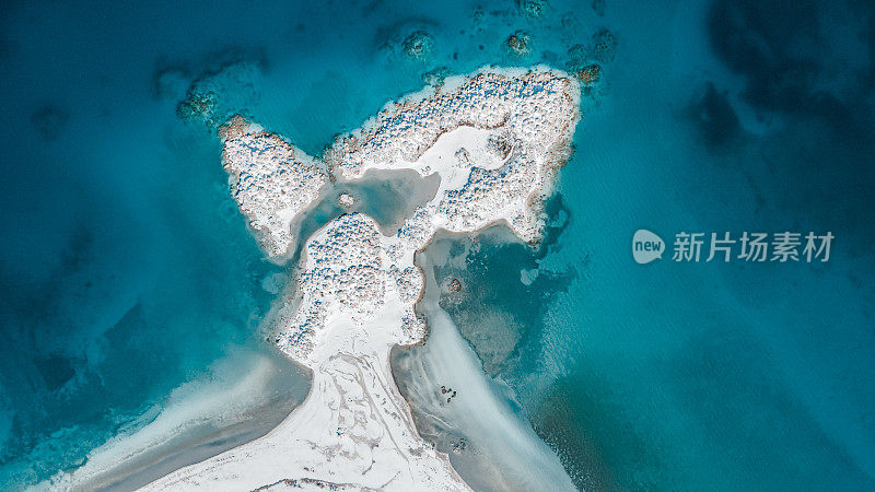 萨尔达湖是一个蓝绿色的火山口湖。火星上的耶泽罗陨石坑和布尔杜尔的萨尔达湖有着相似的地理特征，被称为土耳其的马尔代夫。