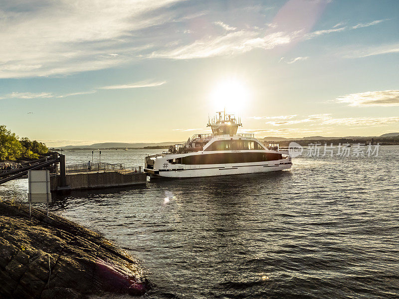 航拍的电动渡轮离开Hovedoya码头在奥斯陆峡湾，挪威
