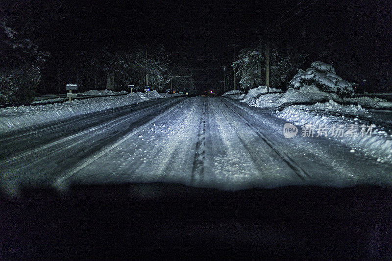 冬雪夜高速公路汽车驾驶员观点