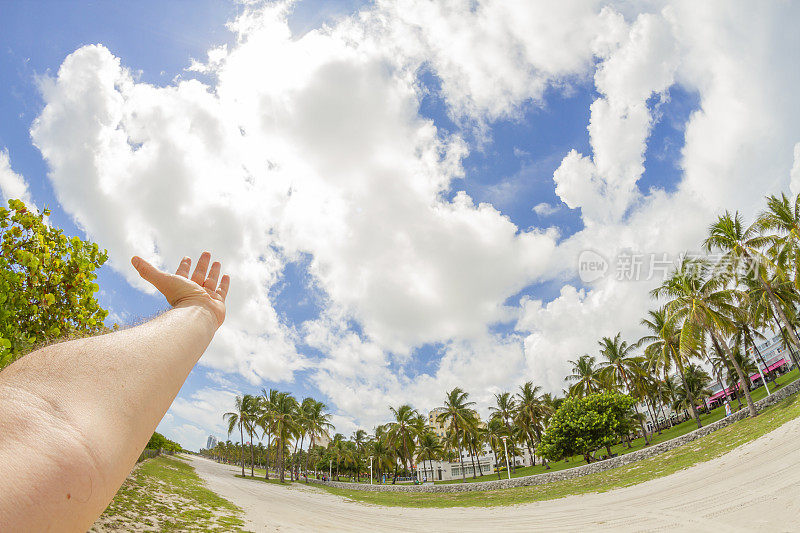 一名年轻男子在美国南佛罗里达州迈阿密海滩的南海滩玩耍的视角拍摄
