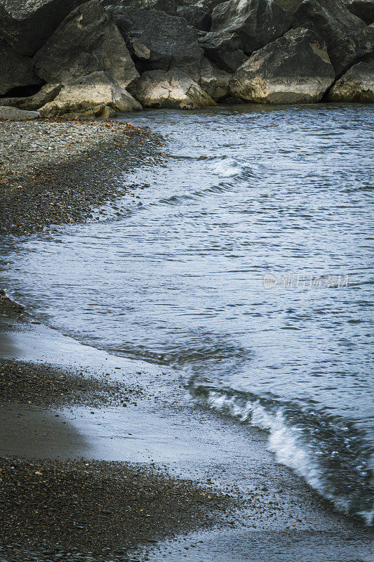海浪拍打着伊利湖的岩岸