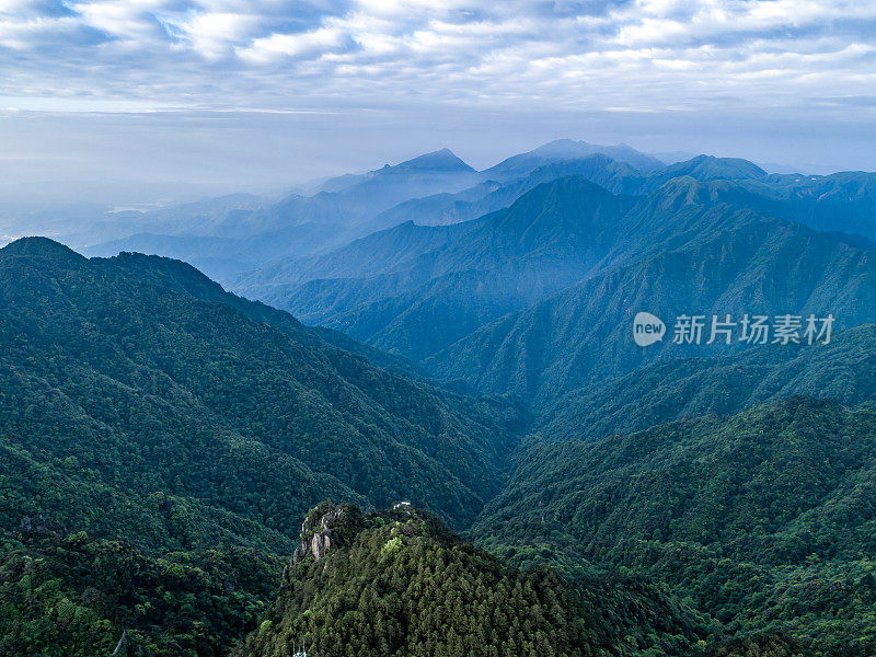 山地和绿色森林的航空摄影