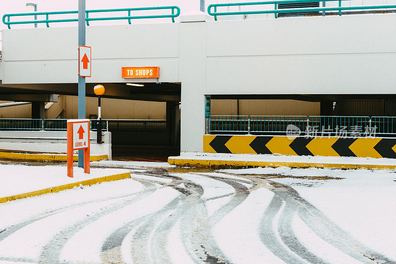 雪地里空荡荡的多层停车场